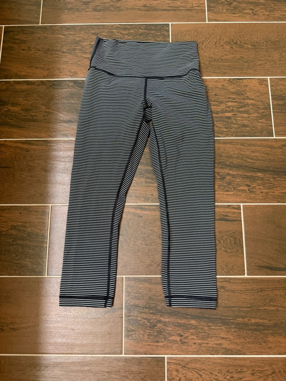 Like new lululemon Wunder under capris size 6